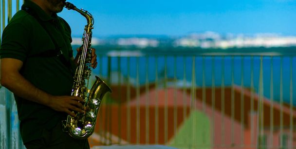 Один играет на саксофоне в Лиссабоне - Фото, изображение