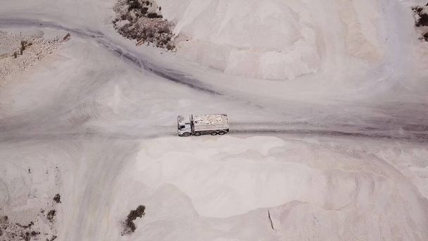 Vista aérea em um caminhão carregado com cal na fábrica de pedreiras. - Foto, Imagem