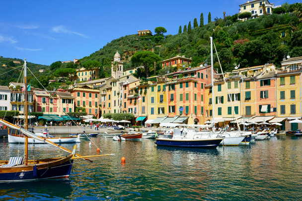                                Gyönyörű Portofino, a legjobb turisztikai mediterrán hely jellegzetes színes épületekkel és híres luxus kikötővel, Portofino, Liguria, Cinque Terre, Olaszország, Európa - Fotó, kép