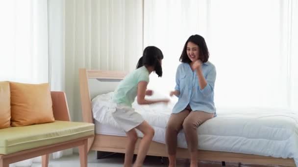 Μητέρα και κόρη χορεύουν χαρούμενα στην κρεβατοκάμαρα. - Πλάνα, βίντεο
