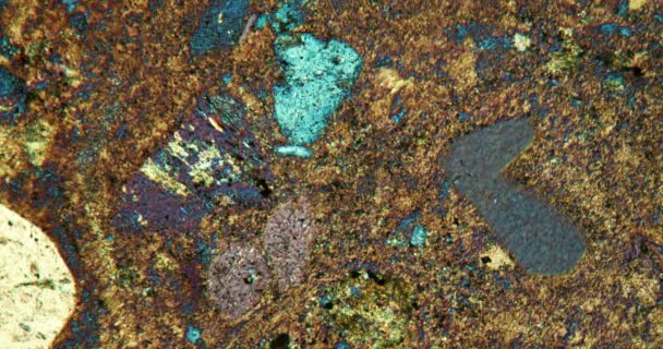Porfír kőzetrész mikroszkóp alatt polarizált fényben - Felvétel, videó