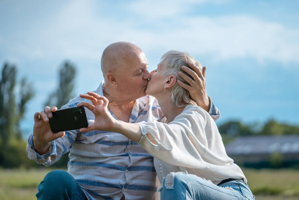 glückliches Senioren-Paar beim Dating, Selfie machen und Spaß im Freien haben - Foto, Bild
