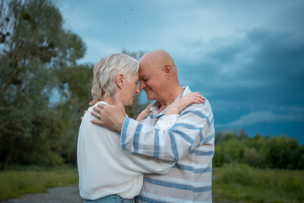 šťastný starší pár mají romantické randění a tanec venku v létě - Fotografie, Obrázek