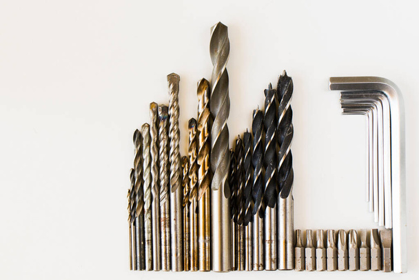 Potencia y taladros inalámbricos y cabezales de herramientas conjunto y kit en el fondo blanco - Foto, imagen