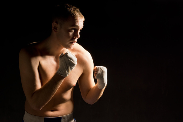 determinado pugnacious joven boxeador en el ring
 - Foto, imagen