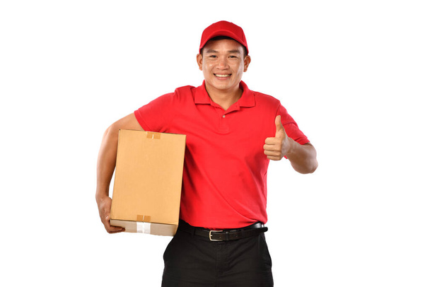 Azji dostawca człowiek w czerwonym mundurze z paczki karton pudełko izolowane na białym tle - Zdjęcie, obraz