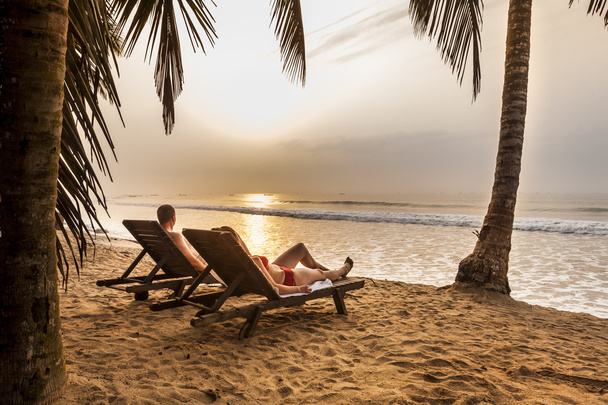 para na leżaki na tropikalnej plaży - Zdjęcie, obraz