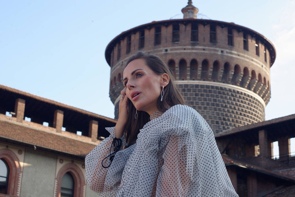 Los huéspedes llegan al desfile de moda del diseñador Alberta Ferretti durante la Semana de la Moda de Milán - Septiembre 2020 - Foto, Imagen
