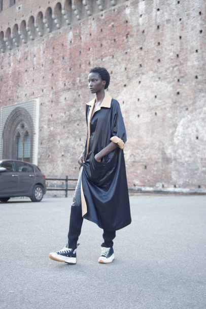 Гості прибувають на показ моди дизайнера Альберти Ферретті під час Міланського Тижня моди - вересень 2020 - Фото, зображення