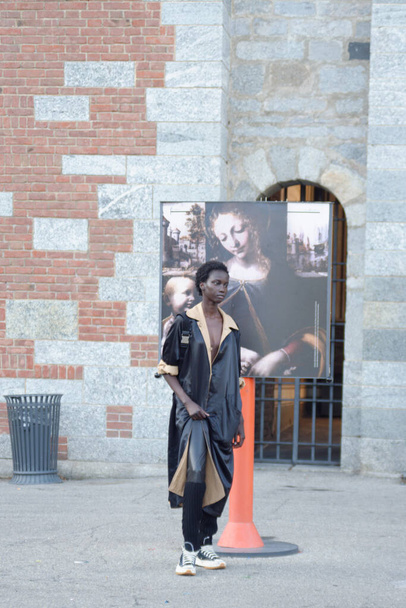 Гости приезжают на показ мод дизайнера Альберты Ферретти во время Недели моды в Милане - сентябрь 2020 - Фото, изображение