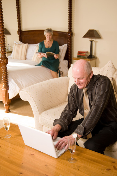 Couple aîné avec ordinateur portable - Photo, image