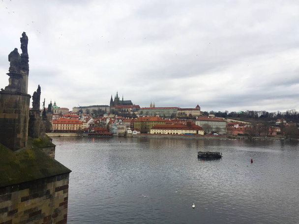Vltava-joen kaupunkikuva ja Kaarlen silta vanhasta kaupungista Prahassa, Tsekin tasavallassa - Valokuva, kuva
