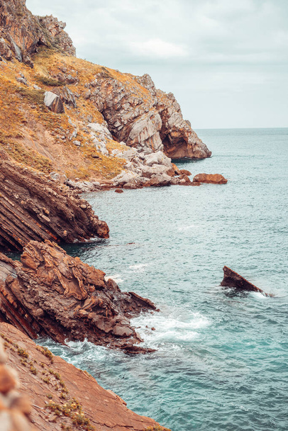 Sharp cliffs on the coast of Vizcaya, in Spain - Foto, afbeelding