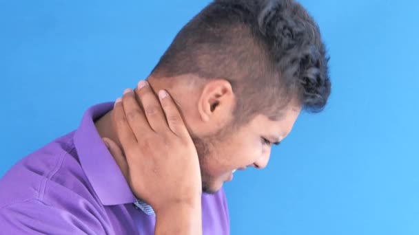 мужчина, страдающий от боли в шее или плече дома. - Кадры, видео