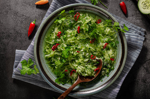 Eenvoudige verse salade met komkommer, azijn, suiker en chili - Foto, afbeelding