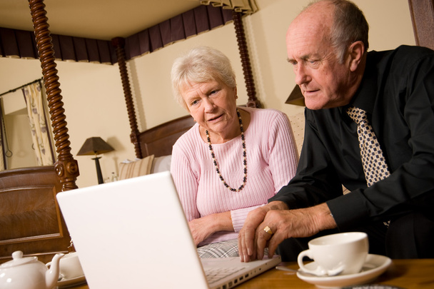 Старшая пара с ноутбуком - Фото, изображение