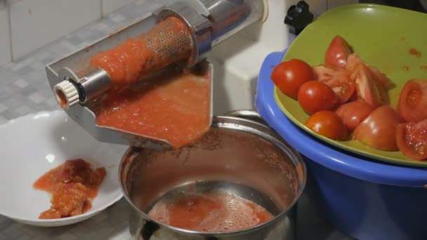 Zelfgemaakte verse tomatensap maken met elektrische machine. Schors en zaad scheiden van tomatensap. - Video