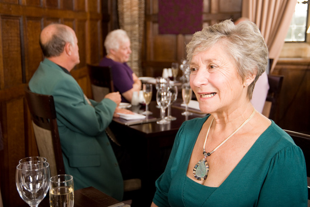Счастливая старшая леди в ресторане
 - Фото, изображение