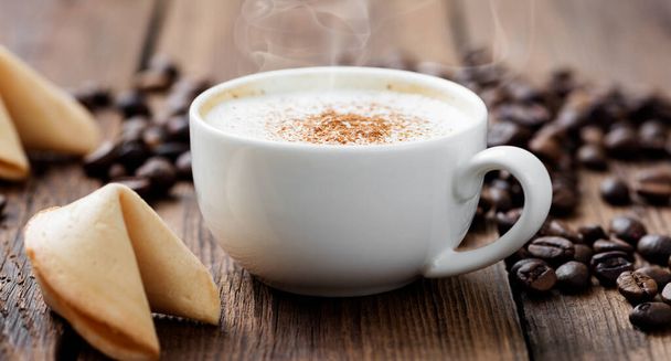 Tasse Cappuccino mit Zimt auf Holztisch. - Foto, Bild