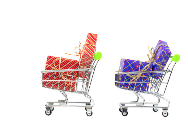 Krabice s dárky ve světlém balení a nákupním košíku, příprava na dovolenou, nákupní košík. - Fotografie, Obrázek