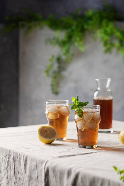 Cold summer tea with lemon and mint, selective focus image - Foto, afbeelding