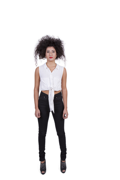 ελκυστική νεαρή γυναίκα στέκεται κατά λευκό φόντο - Φωτογραφία, εικόνα