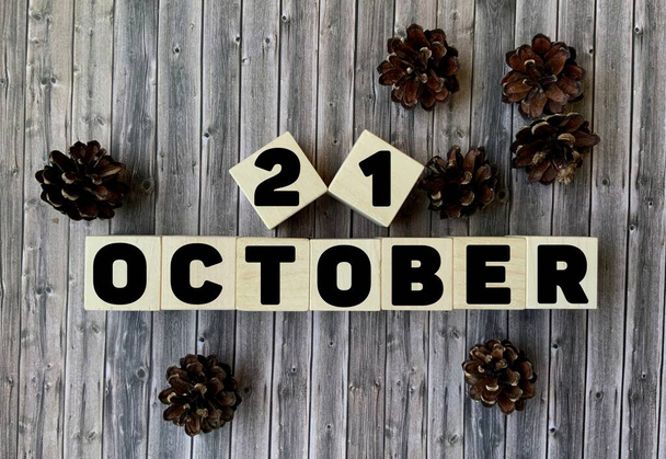 21. Oktober auf Holzwürfeln. Oktober-Kalender auf Holzgrund. Herbst. - Foto, Bild