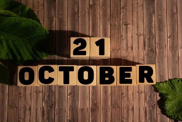 21 octobre 21 octobre sur cubes en bois sur fond en bois.Automne.Calendrier pour octobre. - Photo, image