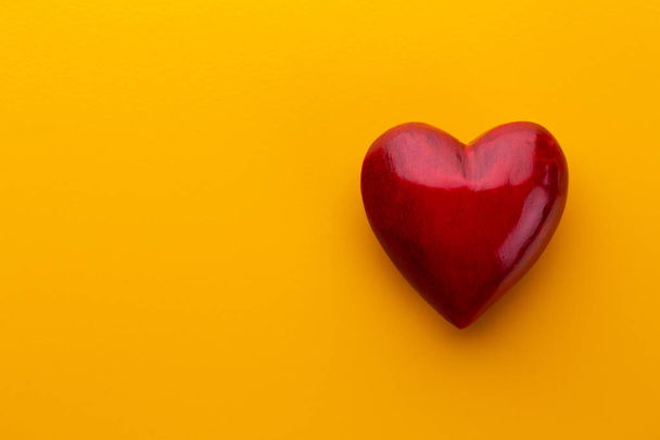 Patrón de corazones de madera, un corazón rojo en el fondo del corazón de madera. - Foto, imagen