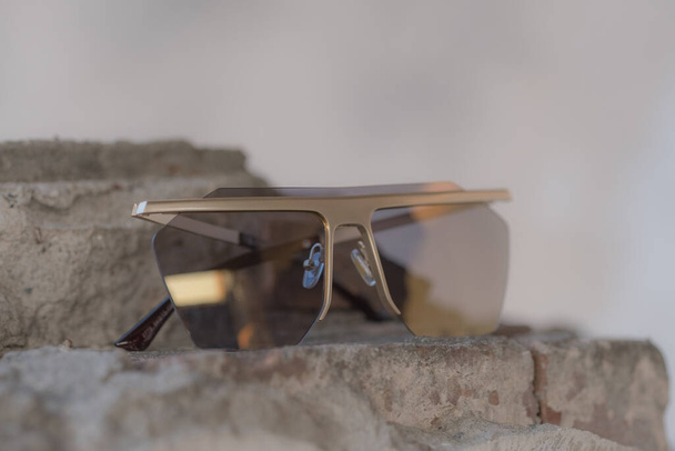 Óculos de sol futuristas com lentes grandes close-up. - Foto, Imagem