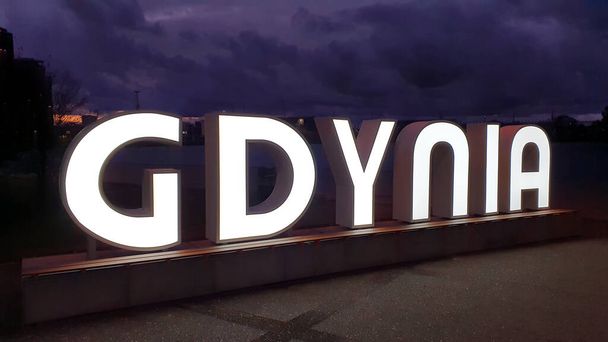 Napis "Gdynia" na nabrzeżu w nocy, Gdynia, Polska - Zdjęcie, obraz