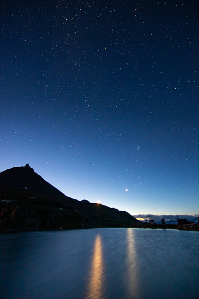 Nachtlandschaft mit Sternenhimmel. Alpen in der Schweiz - Foto, Bild
