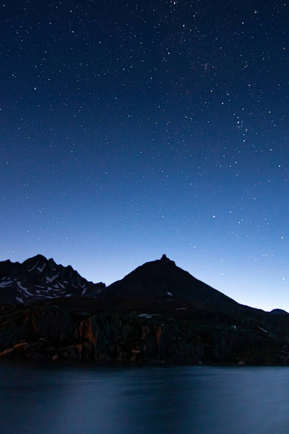 Nachtlandschaft mit Sternenhimmel. Alpen in der Schweiz - Foto, Bild