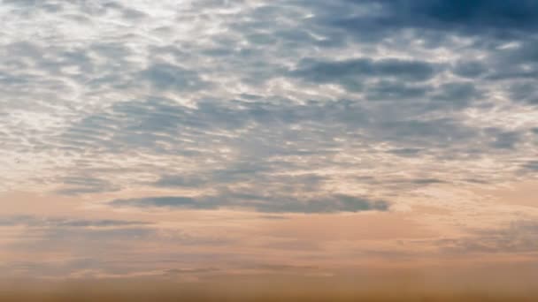 4K Time lapse naplemente napkelte és gyönyörű szürkület bolyhos vihar felhős kék és sárga ég simán áramlik a fantasztikus elme. Esős jó estét, és van egy szép nap koncepció. - Felvétel, videó