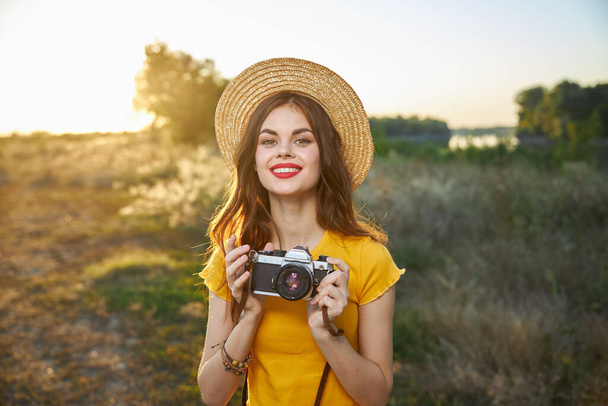 Nainen kamera käsissään hymy harrastus vapaa keltainen t-paita - Valokuva, kuva
