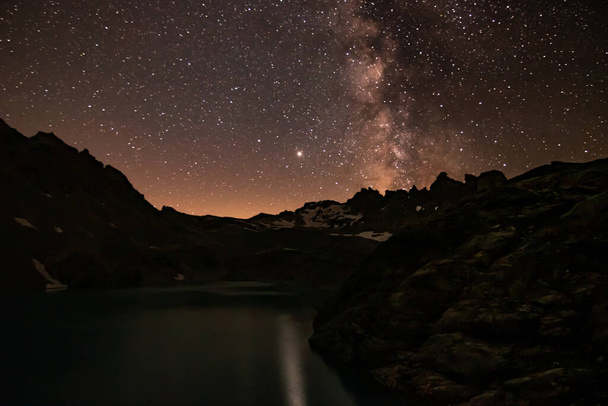 夜空に輝く夜の風景。スイスにアルプスの山 - 写真・画像