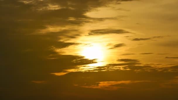 4K Время восхода солнца и красивой легкой пушистой бури облачное голубое и желтое небо плавно перетекает в фантастический разум. Дождливый добрый вечер и приятного дня концепции. - Кадры, видео