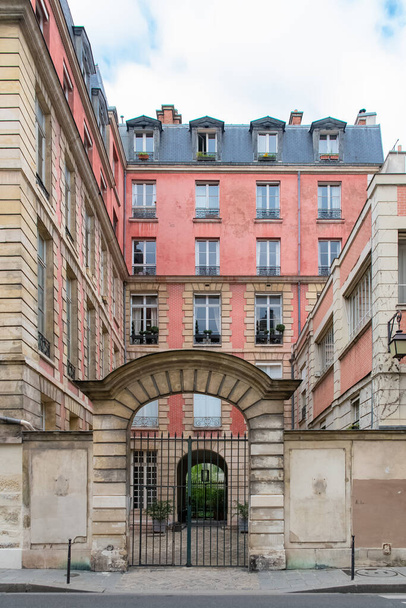 Paris, Marais 'deki tipik binalar, Fransız başkentinin merkezi. - Fotoğraf, Görsel