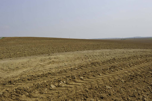 Грунт і поле навесні, сільське господарство після закінчення зими
 - Фото, зображення