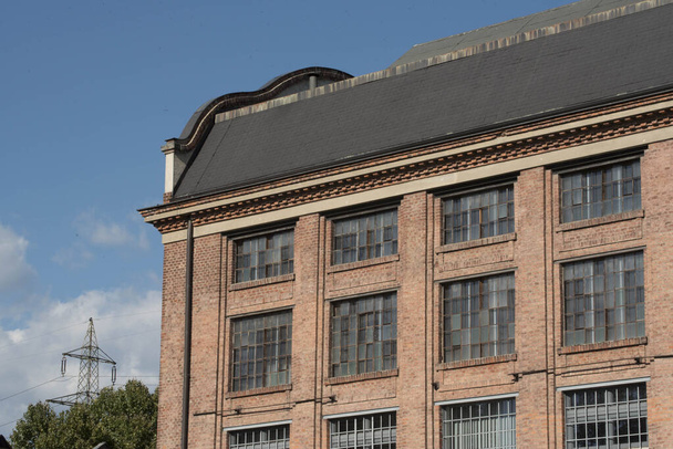 Eski sanayi binası, endüstriyel alanda terk edilmiş tuğla bir bina. - Fotoğraf, Görsel