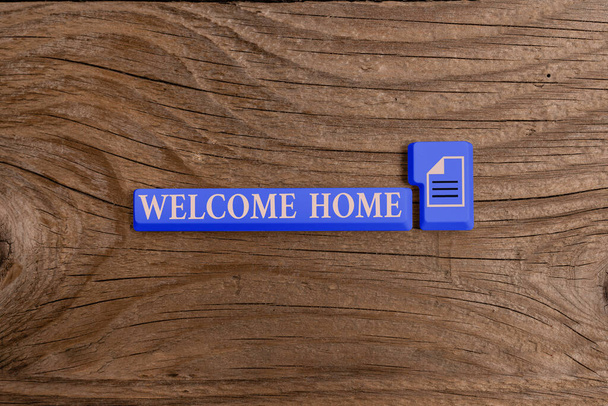 Word writing text Welcome Home. Geschäftskonzept für Expression Greetings New Owners Domizil Fußmatteneintrag Verschiedene farbige PC-Tastatur-Taste mit Zubehör auf leerem Hintergrund. - Foto, Bild