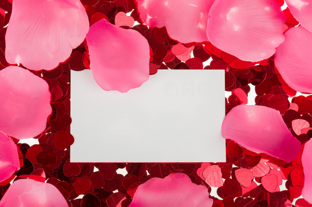 konfetti czerwone małe i duże serca na tle - Zdjęcie, obraz