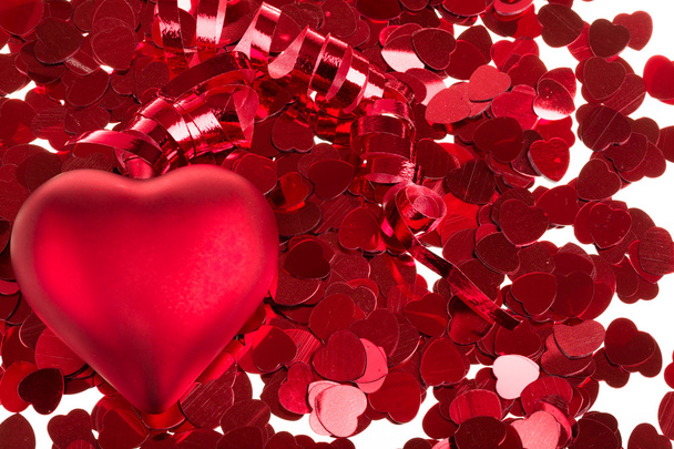 küçük konfeti kırmızı ve beyaz arka plan üzerinde büyük yürekler - Fotoğraf, Görsel