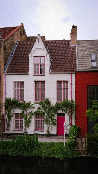 Kaunis näkymä autenttisista taloista kanaalin yläpuolella Bruggen kaupungissa. - Valokuva, kuva