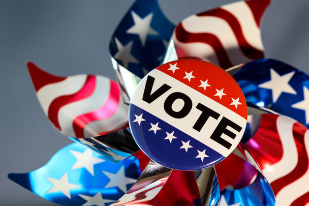 Botón de voto americano sobre fondo azul - Foto, Imagen