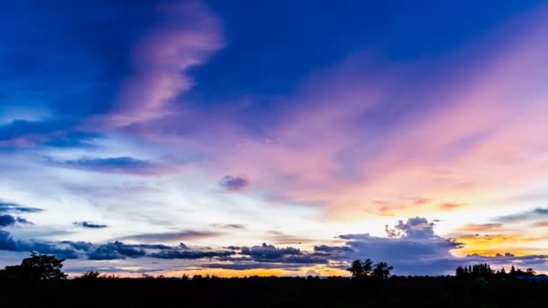 4K Time lapse tramonto alba e bella tempesta crepuscolo soffice cielo nuvoloso blu e giallo scorre senza intoppi alla mente fantastica. Buona sera piovoso e hanno un bel concetto giornata. - Filmati, video