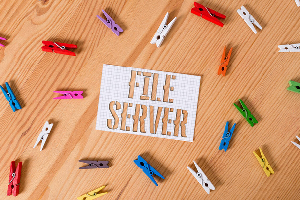 テキスト書き込みファイルサーバー。個別に保存されたデータへのアクセスを制御するデバイスを意味する概念色の布紙空のリマインダ木製の床背景オフィス. - 写真・画像