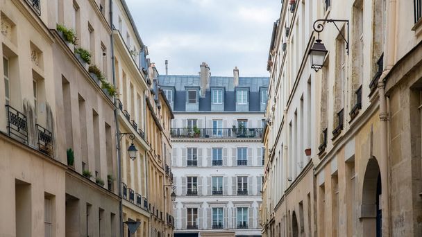Paris, typische Gebäude im Marais, im Zentrum der französischen Hauptstadt - Foto, Bild