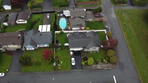 Fliegen Sie mit grünem Gras und Pool über wohlhabende Häuser in Kanada - Filmmaterial, Video