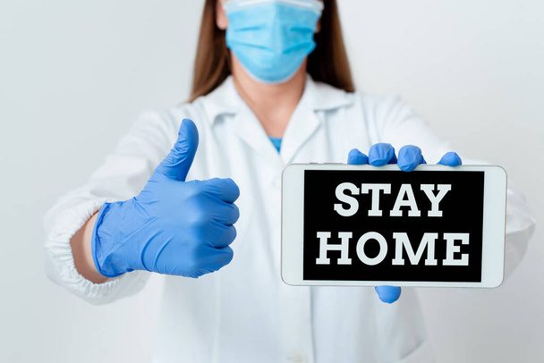 Szöveges tábla mutatja Stay Home Save Lives. Fogalmi fotó csökkenti a betegek számát a fertőzött azáltal, hogy nem hagyja el a házat Laboratóriumi technikus jellemző üres matrica papír kiegészítők okostelefon. - Fotó, kép